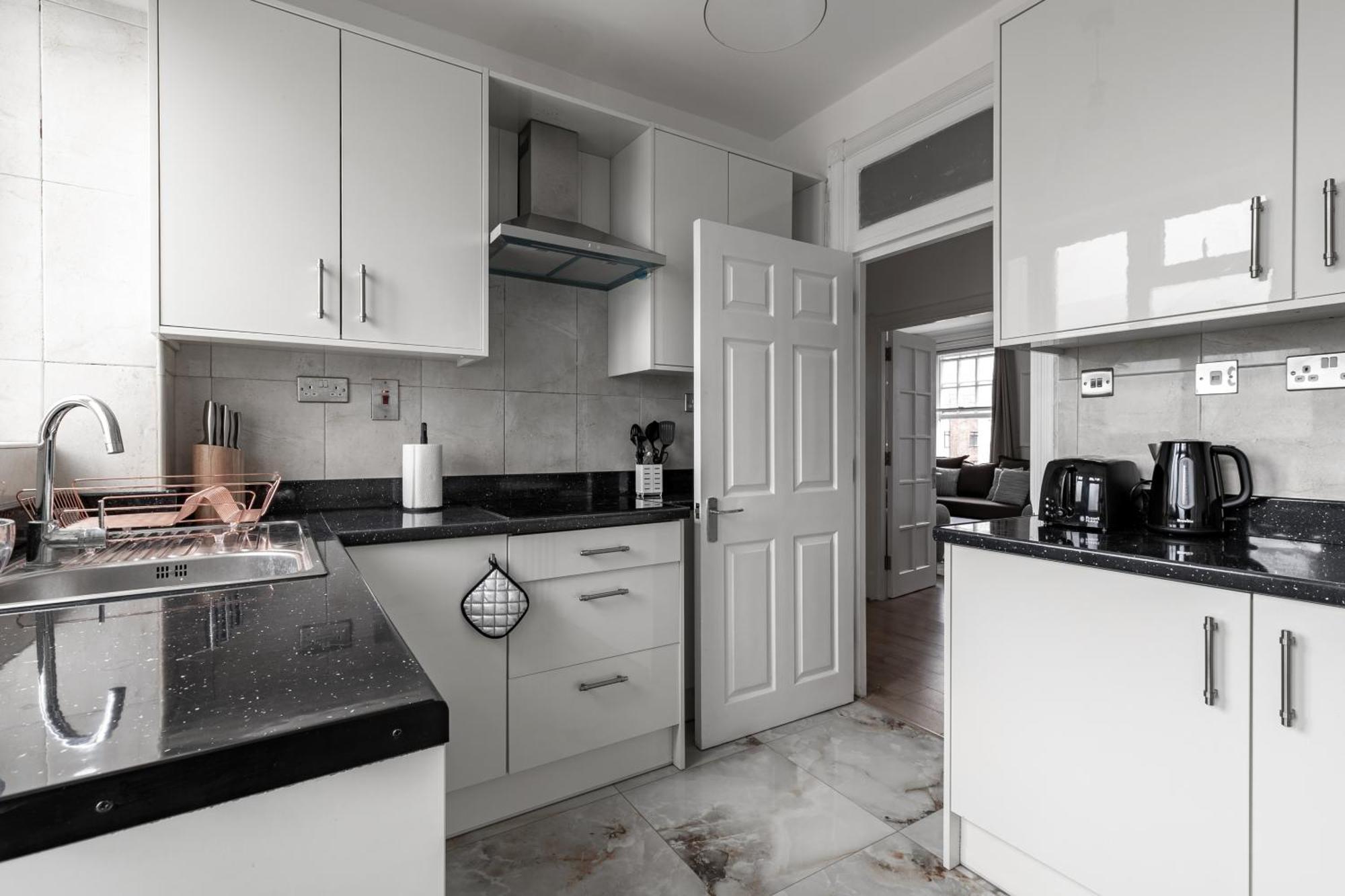 Marble Arch Apartments London Room photo